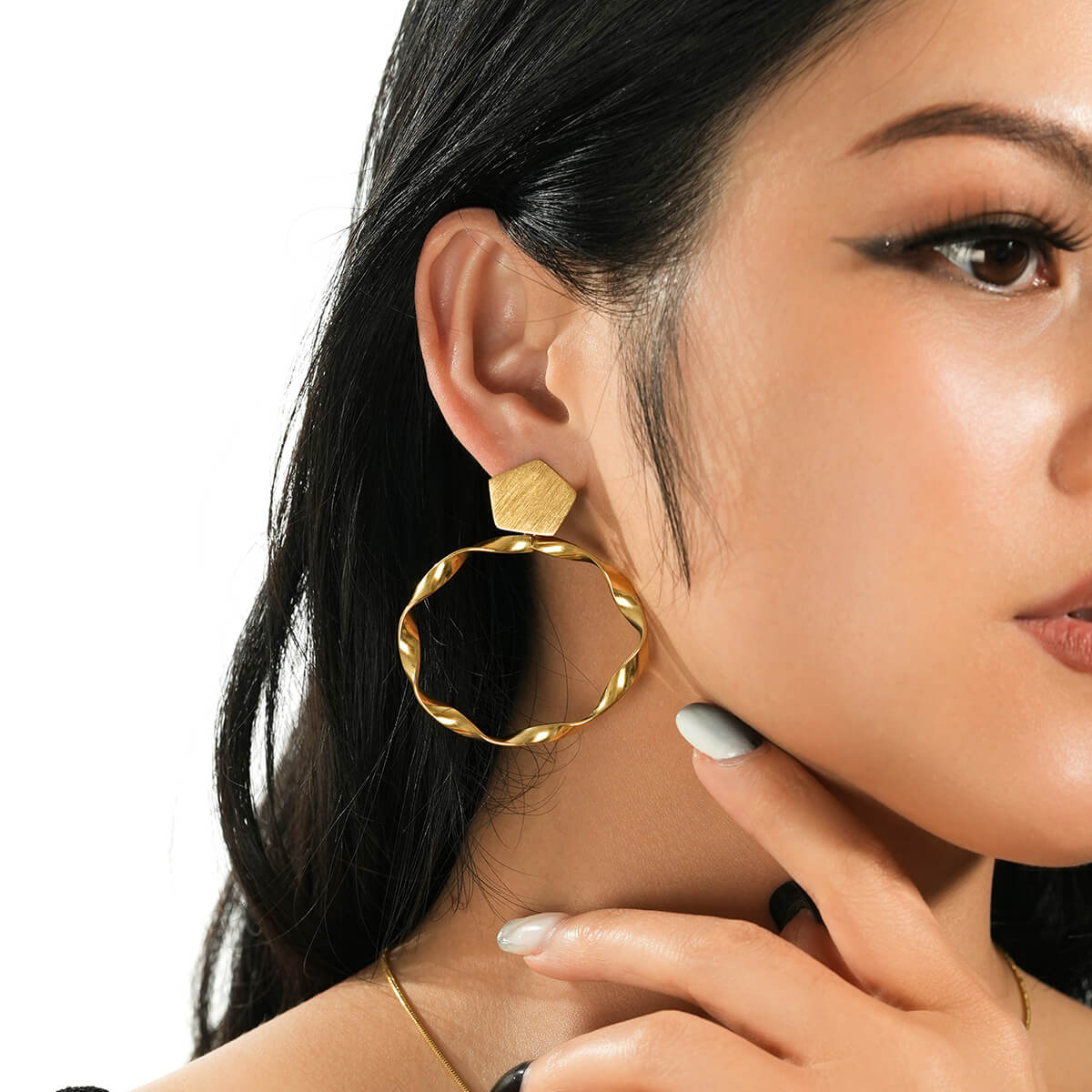 Fashion metal simple cool wind twisted hoop earrings TrendyRush